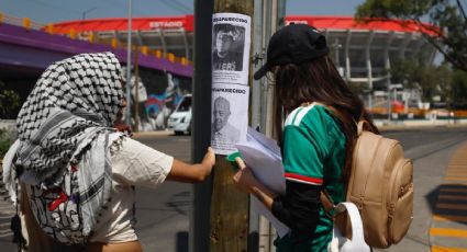 Familiares de desaparecidos llenan de fichas de búsqueda los alrededores del Estadio Azteca previo al Mundial