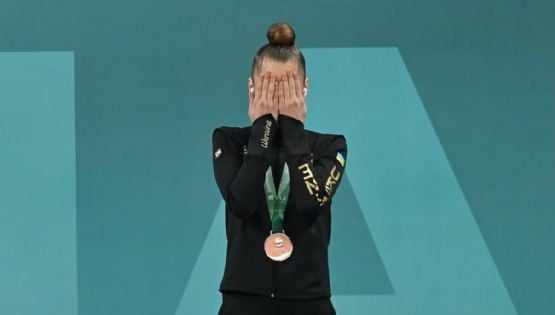 Gimnastas ucranianas se tapan los ojos y oídos mientras suenan los himnos de Rusia y Bielorrusia en el Campeonato Europeo
