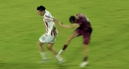 ¡Patada criminal! Futbolista persigue a un rival para agredirlo de forma artera sin balón de por medio