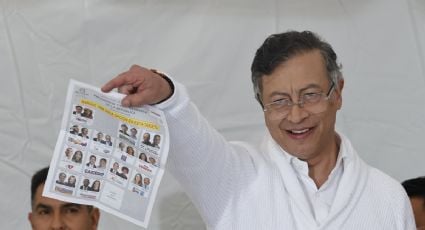 Petro acude a votar en las elecciones presidenciales y desata críticas por mostrar su boleta marcada