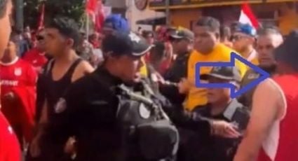 ¡Abuso de autoridad! Policía receta violenta cachetada a un aficionado del Toluca