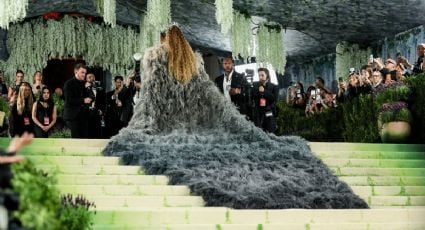 La esperada Beyoncé llega a la Met Gala con corona de "Queen Bey" y una larga capa de plumas