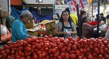 Inflación en México se desacelera en abril a 4.45%; jitomate, chile serrano y papa son los que más aumentan