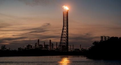 Pemex reporta fuga de vapor en un tanque de almacenamiento en la refinería Olmeca