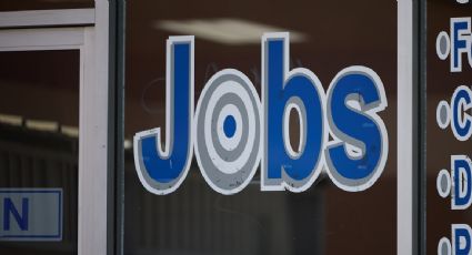 Desempleo de EU se mantiene en 4.3% en abril pese a creación de más de 100 mil puestos