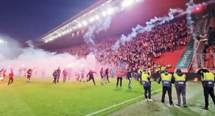 Brutal: aficionados invaden la cancha, lanzan bengalas, agreden a jugadores y se suspende el derbi que definía el título en República Checa
