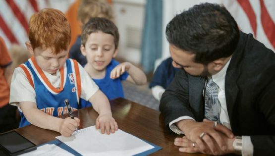 Alcalde de Nueva York firma orden simbólica para “suprimir la hora de dormir” y que los niños vean a los Knicks en las Finales de la NBA
