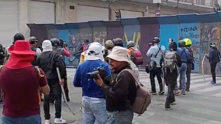 Marcha de la CNTE: maestros intentan derribar valla en 20 de Noviembre y se reporta un herido