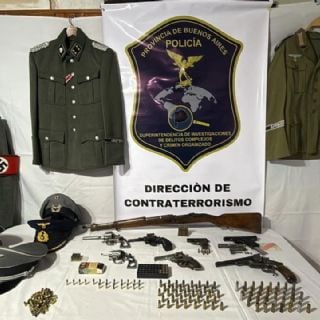 Incautan arsenal y memorabilia nazi en una casa en Argentina; detienen al hombre que las vendía