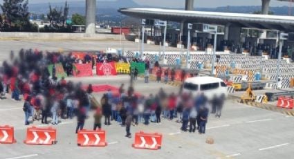 Normalistas de Ayotzinapa bloquean la carretera México-Cuernavaca y colapsan la caseta de Tlalpan