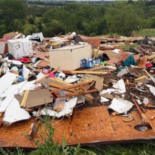 Fuertes tormentas afectan el centro y norte de EU, mientras tornados tocan tierra en Illinois