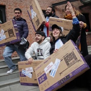 Regalan pantallas a fans de Argentina tras ser rechazados para recibir visas de Estados Unidos