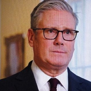 Primer ministro británico asegura que luchará por mantener su cargo, tras renuncia de dos ministros