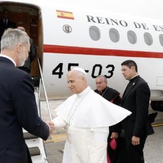 León XIV deja España en un avión del rey Felipe VI tras tres horas de retraso por falla técnica