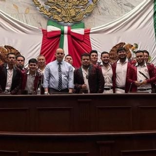 Diputado local del PT invita a banda a cantar un "narcocorrido" en el Congreso de Michoacán