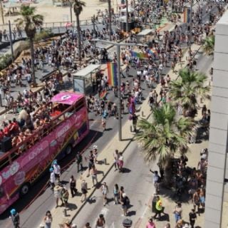 Más de 100 mil personas participan en el primer desfile del orgullo LGBTIQ+ en Tel Aviv
