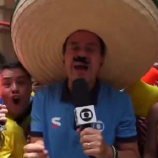 Reportero brasileño se vuelve viral cuando fans mexicanos le pegan un bigote falso y le dan tequila