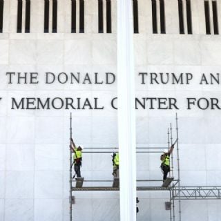 Retiran nombre de Trump de la fachada del Centro Kennedy por orden judicial