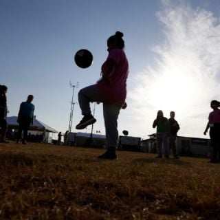 Grupos de asistencia jurídica a niños migrantes en EU acusan visitas intimidatorias del ICE