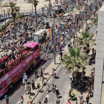 Más de 100 mil personas participan en el primer desfile del orgullo LGBTIQ+ en Tel Aviv