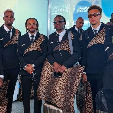 RD del Congo se vuelve viral por su vestimenta de leopardo en su llegada a EU para el Mundial