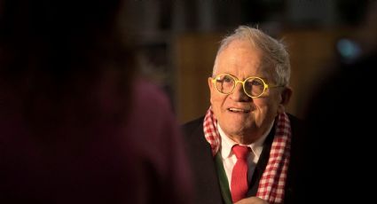 Muere David Hockney, artista británico conocido por sus pinturas de albercas