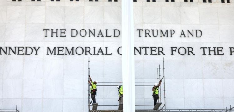 Retiran nombre de Trump de la fachada del Centro Kennedy por orden judicial
