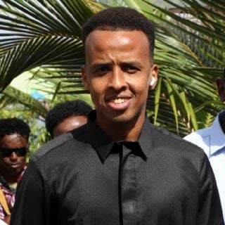 Academia de futbol para niños africanos en Seattle devuelve boletos del Mundial en apoyo al árbitro