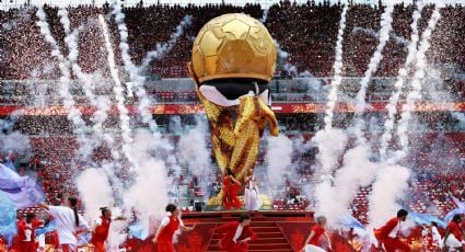 Réplica gigante de la Copa del Mundo se desinfla durante la ceremonia de inauguración del Mundial en Canadá