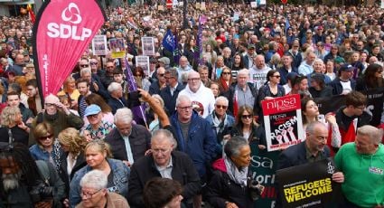 "Tu racismo no es patriotismo": marchan en Irlanda del Norte para rechazar la violencia contra migrantes