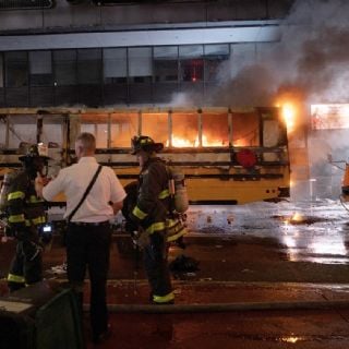 Un autobús del Mundial fue incendiado y un joven baleado durante los festejos por título de Knicks