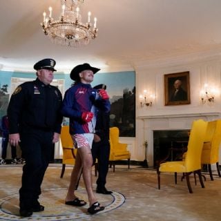 Mexicano Diego Lopes sale con 'La Chona' en la Casa Blanca y noquea en su pelea de la UFC ante Trump