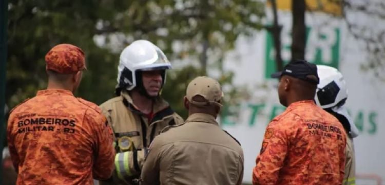 Chocan dos helicópteros en Río de Janeiro y se desata incendio; hay al menos seis personas muertas