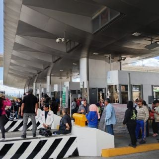Maestros de la CNTE toman la caseta de Tlalpan y permiten el paso libre de vehículos