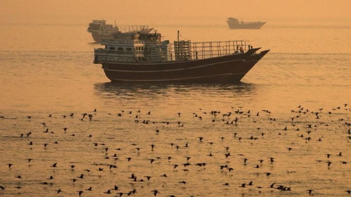 Reportan que Irán podrá vender petróleo tras firmar el acuerdo con EU; buques retoman sus operaciones en Ormuz