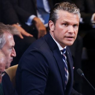 Secretario de Guerra de EU anuncia revisión de presencia militar y bases en Europa