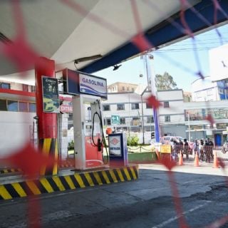 Gasolina en EU baja a menos de los cuatros dólares el galón por primera vez en casi tres meses