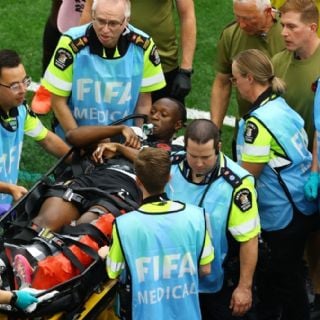 Ismael Koné, jugador de Canadá, sufre fractura de tibia y peroné ante Qatar; sus compañeros lloran