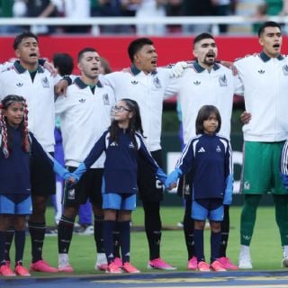 El Estadio Guadalajara entona al unísono el Himno Nacional Mexicano antes del partido ante Corea
