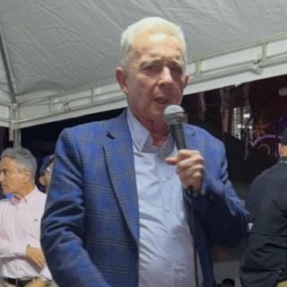Citan a expresidente por investigación sobre dos masacres perpetradas por paramilitares en Colombia