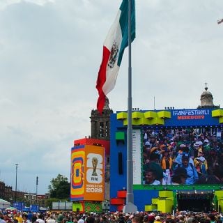 Aficionados abarrotan el Fan Fest del Zócalo para el partido de México contra Corea