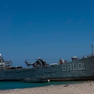 Buque de la Marina choca contra embarcación de carga en Isla Mujeres por presunta falla mecánica