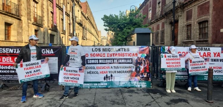 Activistas migrantes protestan frente a Palacio Nacional: exigen investigar abusos en consulados