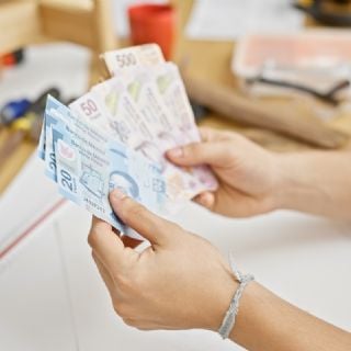 El peso se aprecia en 17.31 unidades por dólar y la bolsa acumula su tercera caída consecutiva