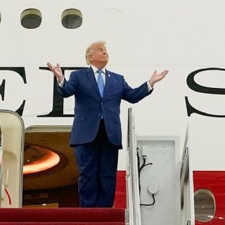 Trump presenta el nuevo Air Force One que le regaló Qatar; afirma que ningún otro lo iguala