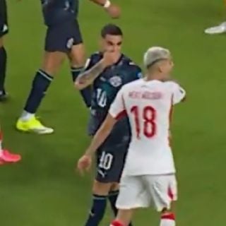 El paraguayo Miguel Almirón es el primer jugador expulsado en el Mundial por taparse la boca
