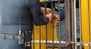 Dan 18 meses de prisión a un ciudadano de Tailandia por publicación considerada contra la Corona