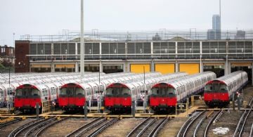 Colisionan dos trenes en Reino Unido; reportan múltiples heridos