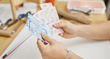 El peso se aprecia en 17.31 unidades por dólar y la bolsa acumula su tercera caída consecutiva