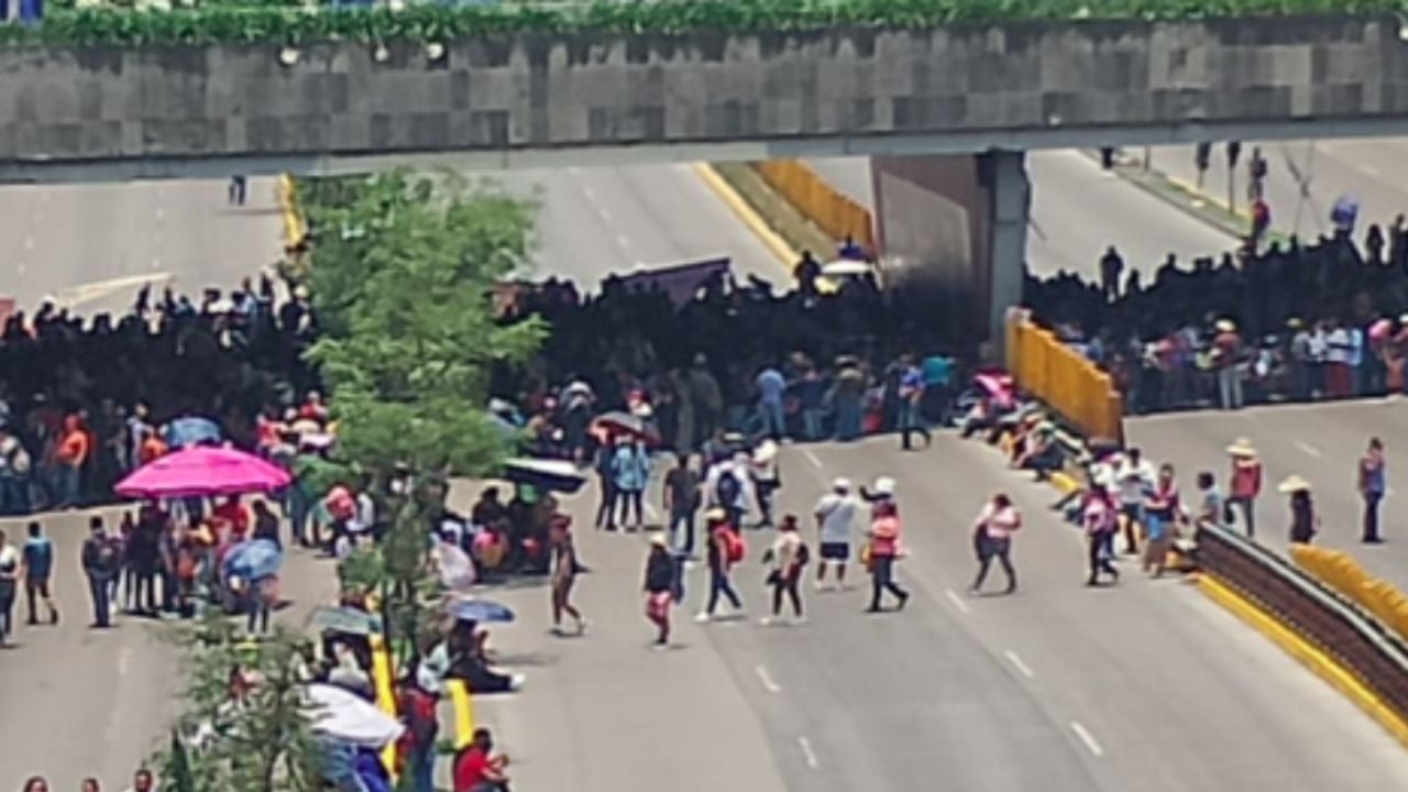 Paro de la CNTE: maestros bloquean Circuito Interior y derriban estatuas de futbolistas en Paseo de la Reforma